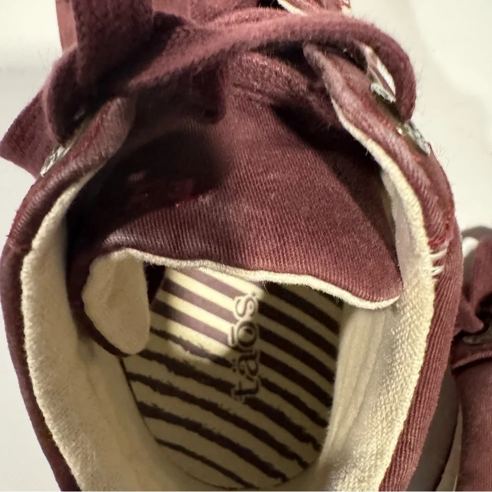 Taos Top Star Distressed Bordeaux Sneaker Size 7.5